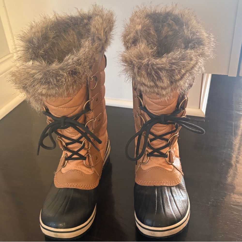 Sorel Joan of Arctic Tan and Black Winter Boots with Fur Trim 6.5